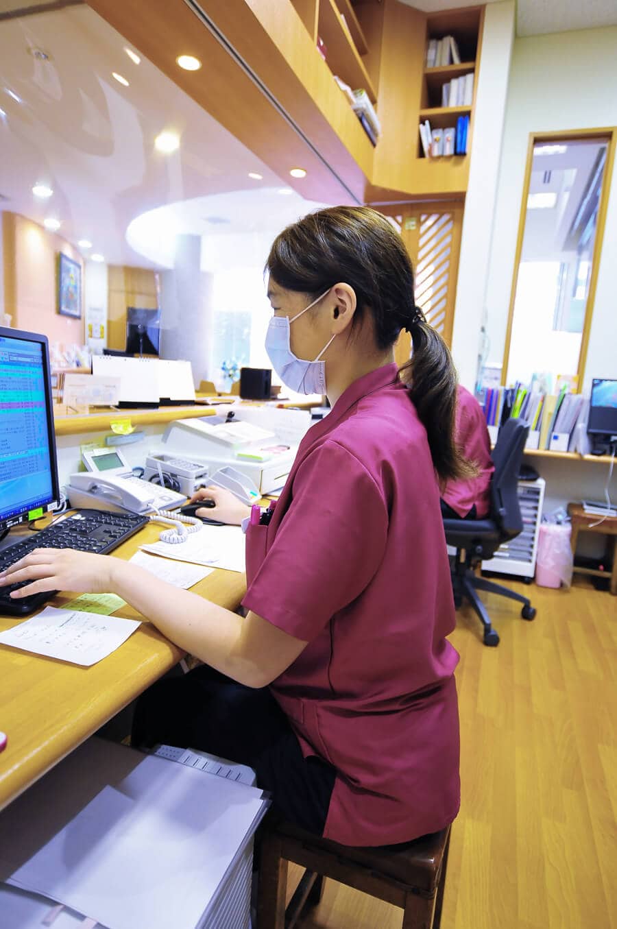 kanto-clinic-receptionist-behind-desk